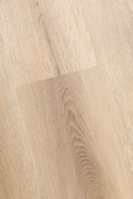 Клеевой виниловый ламинат LVT. Защитный слой 0,3 мм. Anti-Scratch (не восприимчиво к износу, царапинам и пятнам). 43 класс прочности. Без фаски. Совместим с теплым полом с подогревом до tmax=28 гр.С. Покрытие имеет отличную износостойкость, ударопрочность, сопротивление УФ-лучам и антибактериальную защиту. Подходит для укладки во влажных помещениях. Сертификаты КМ2, КМ5