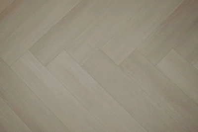 ПВХ плитка толщиной 2,5мм., укладка «английская ёлочка», имитация натурального дерева, 100% влагостойкий и экологичный, устойчив к нагрузкам, подавляет шум от ходьбы и ударов от упавших предметов, подходит для полов с подогревом