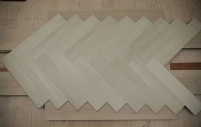 ПВХ плитка толщиной 2,5мм., укладка «английская ёлочка», имитация натурального дерева, 100% влагостойкий и экологичный, устойчив к нагрузкам, подавляет шум от ходьбы и ударов от упавших предметов, подходит для полов с подогревом