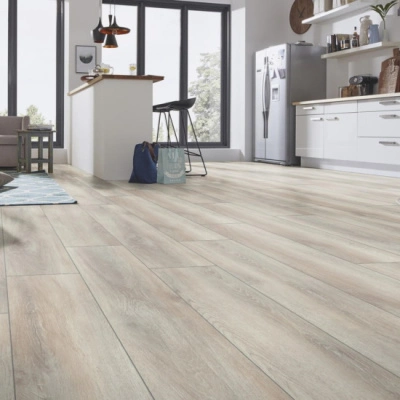 Панели с разнообразным рисунком под натуральную древесину увеличенной ширины. За счёт идеально обработанного V-образного паза панели выглядят, как деревянные половицы